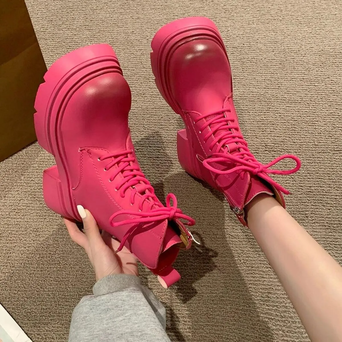 2024 Vendita calda Stivali invernali con tacco quadrato in gomma per donna Pu Scarpe da donna Tinta unita Lace Up Stivali punta