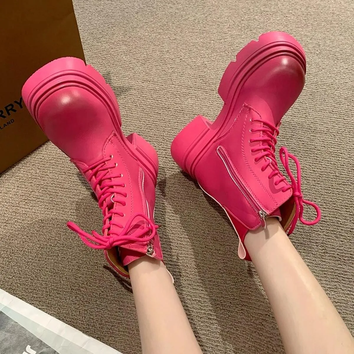2024 Vendita calda Stivali invernali con tacco quadrato in gomma per donna Pu Scarpe da donna Tinta unita Lace Up Stivali punta