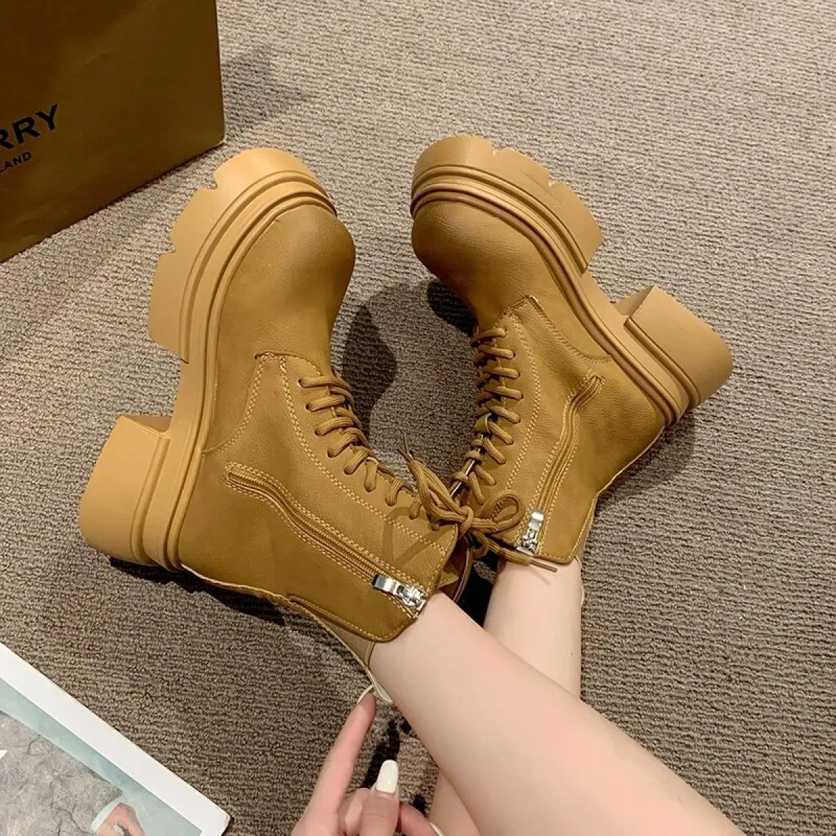 2024 Vendita calda Stivali invernali con tacco quadrato in gomma per donna Pu Scarpe da donna Tinta unita Lace Up Stivali punta