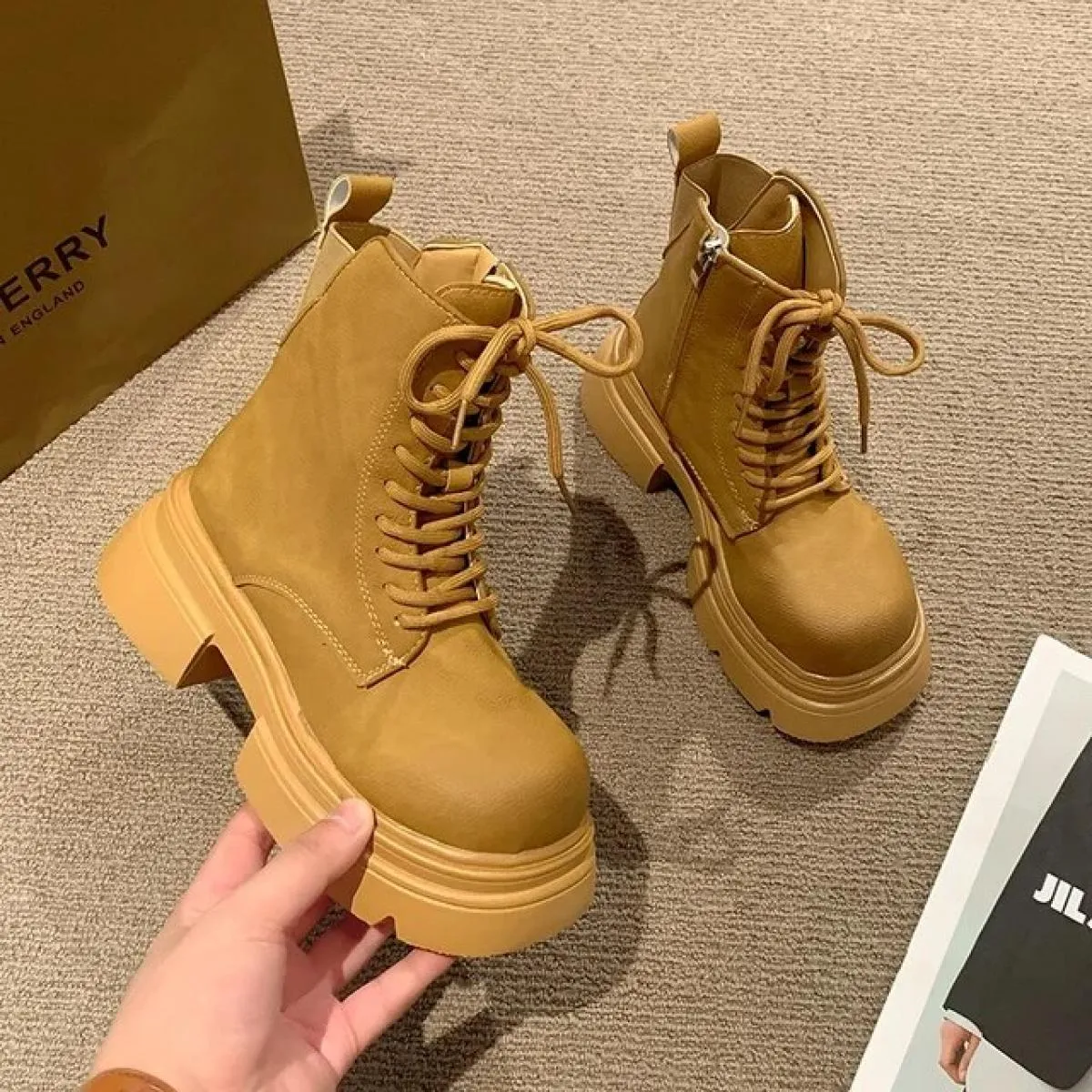 2024 Vendita calda Stivali invernali con tacco quadrato in gomma per donna Pu Scarpe da donna Tinta unita Lace Up Stivali punta
