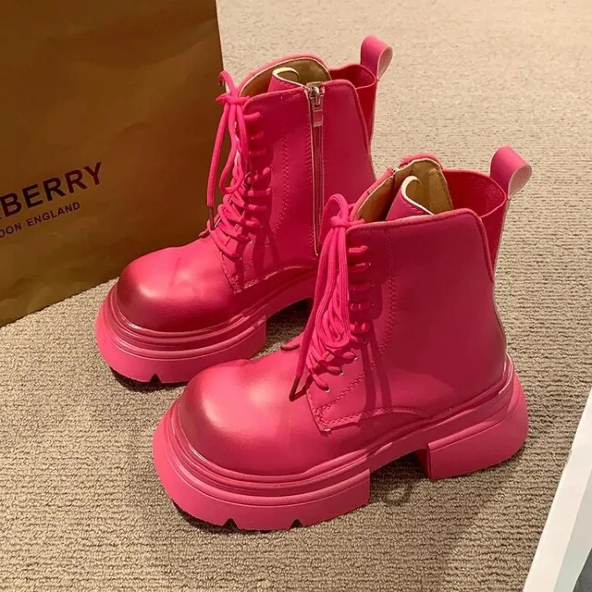 2024 Vendita calda Stivali invernali con tacco quadrato in gomma per donna Pu Scarpe da donna Tinta unita Lace Up Stivali punta