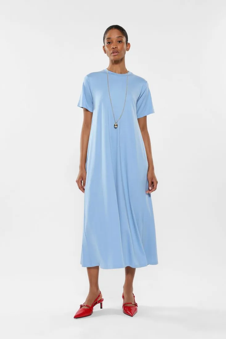 Abito lungo con collana e pendente a sfera