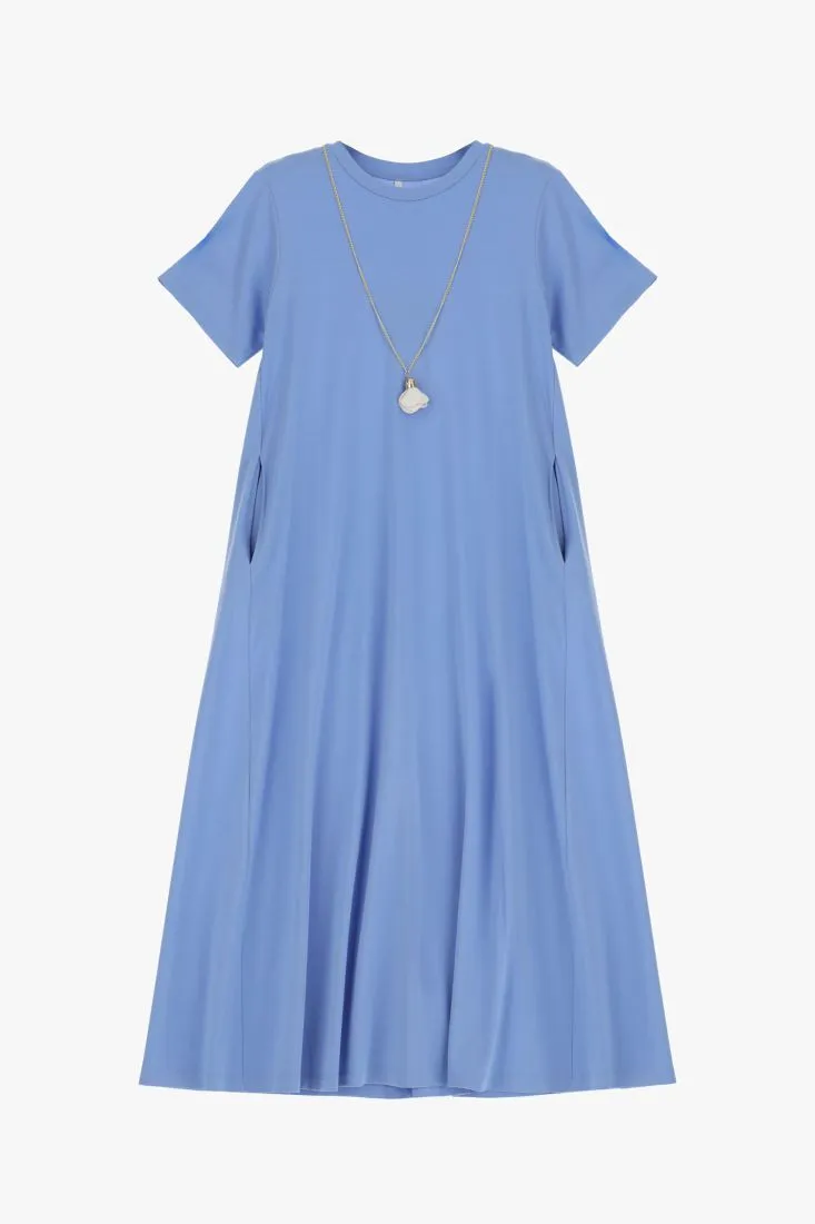 Abito lungo con collana e pendente a sfera