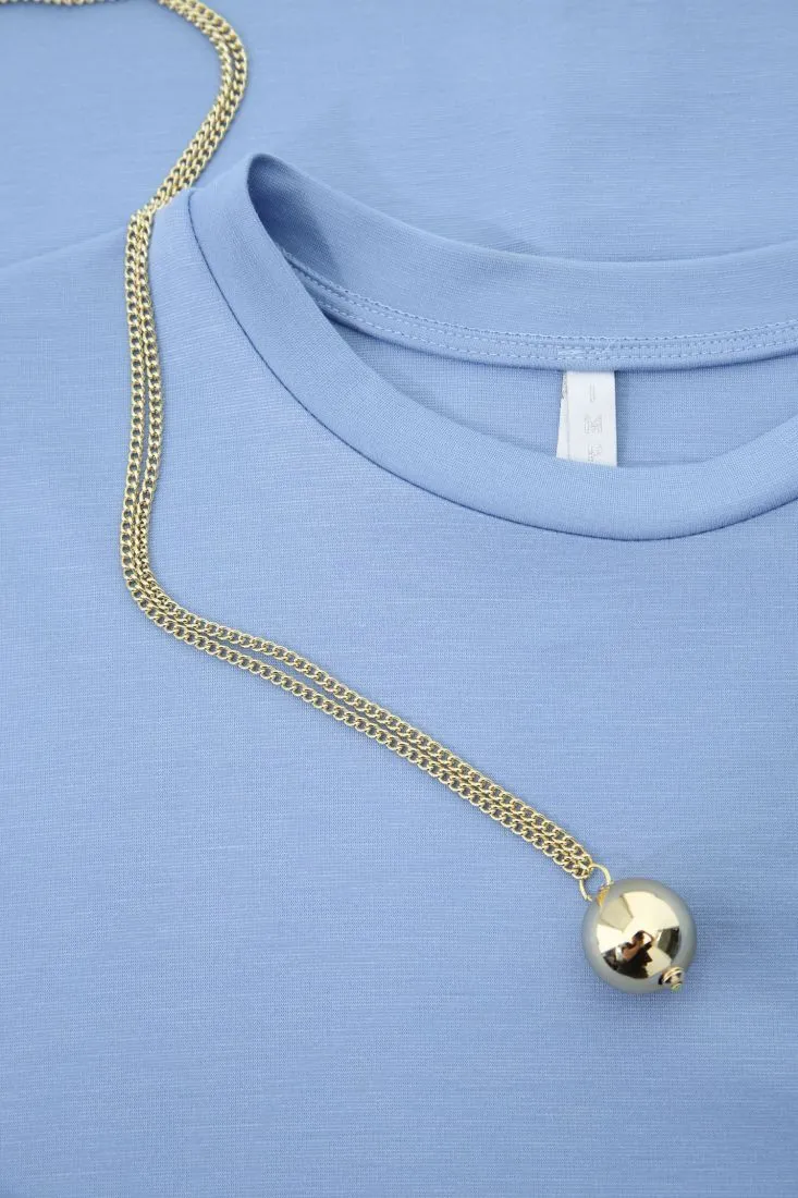 Abito lungo con collana e pendente a sfera