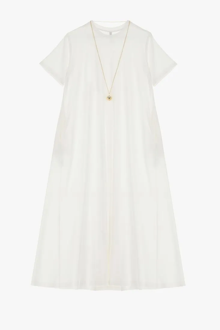 Abito lungo con collana e pendente a sfera