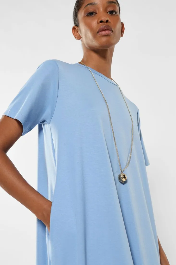 Abito lungo con collana e pendente a sfera