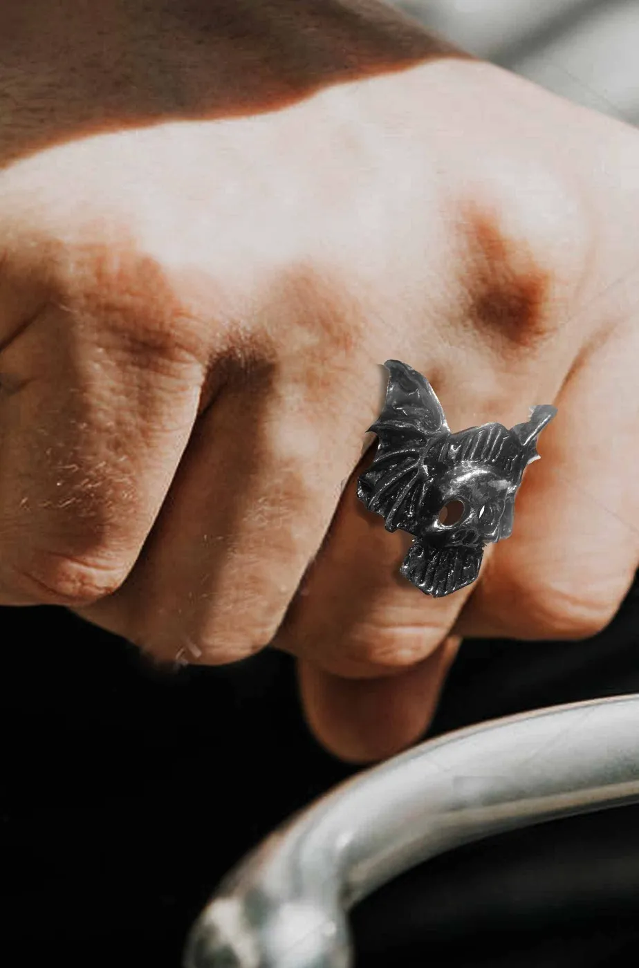 Anello biker con teschio ed ali in metallo misura regolabile