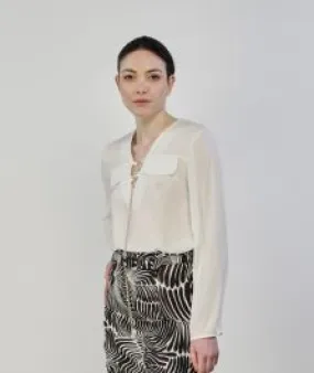 Blusa bianca con ciondolo dorato