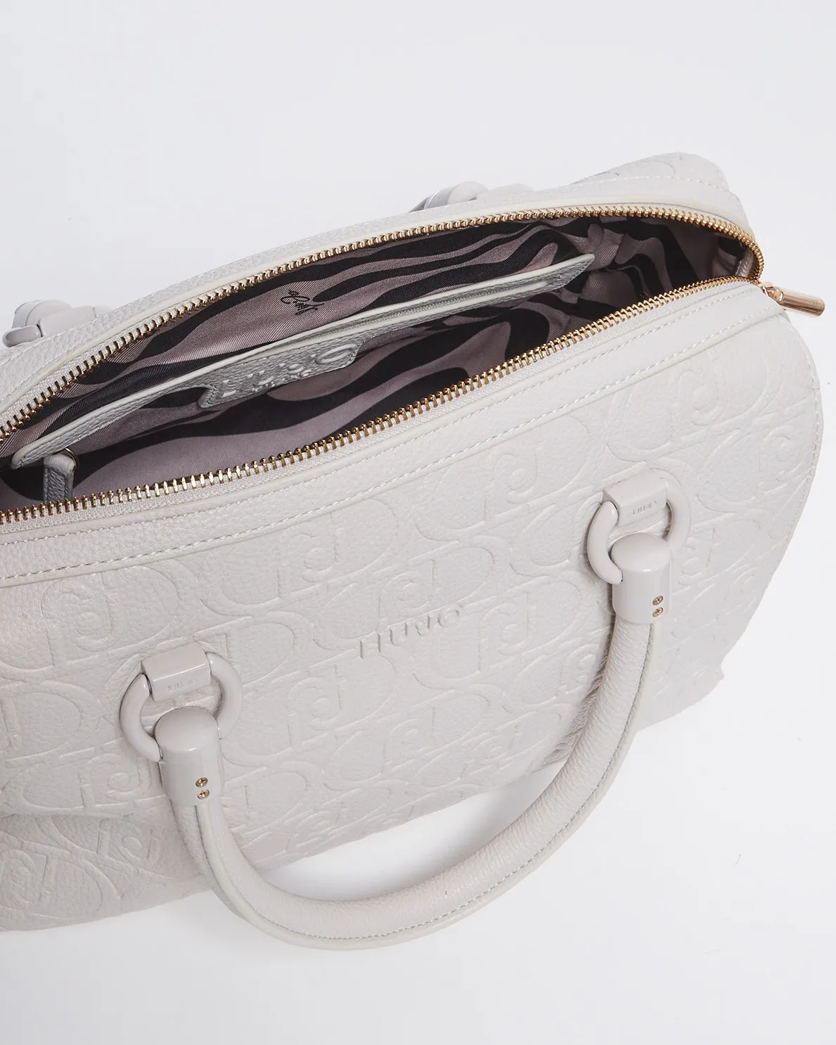 Borsa a bauletto avorio in similpelle martellata a motivo monogram a rilievo in tono con tracolla rimovibile