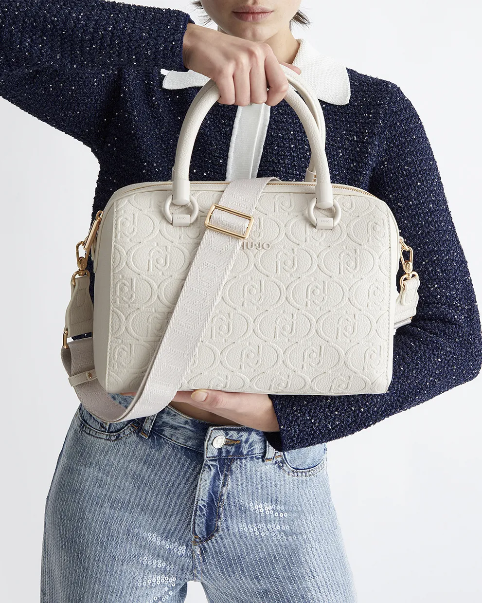Borsa a bauletto avorio in similpelle martellata a motivo monogram a rilievo in tono con tracolla rimovibile