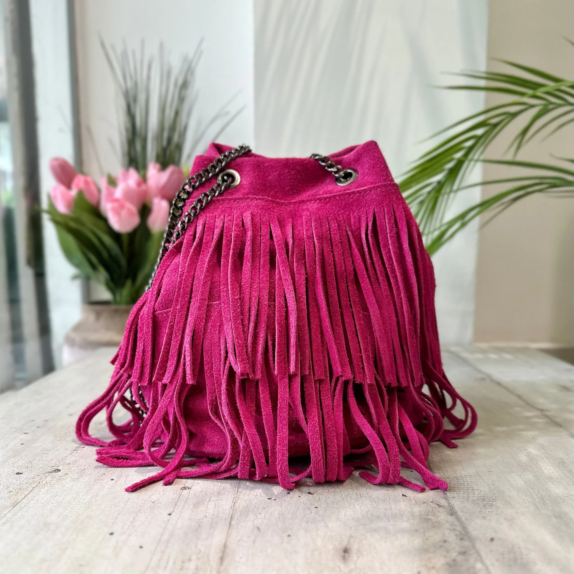 Borsa a Secchiello con Frange Fuxia Pink in Pelle Scamosciata