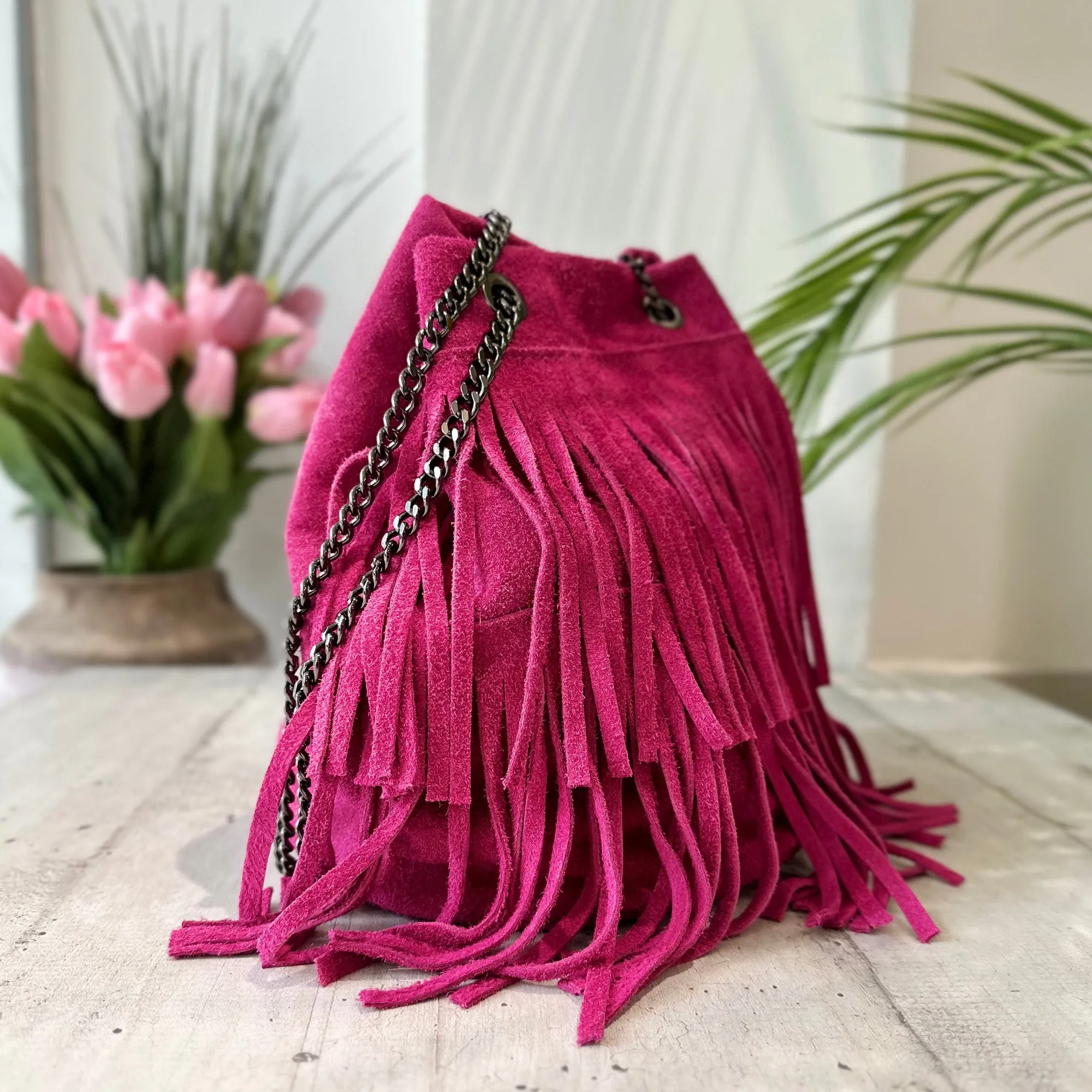 Borsa a Secchiello con Frange Fuxia Pink in Pelle Scamosciata