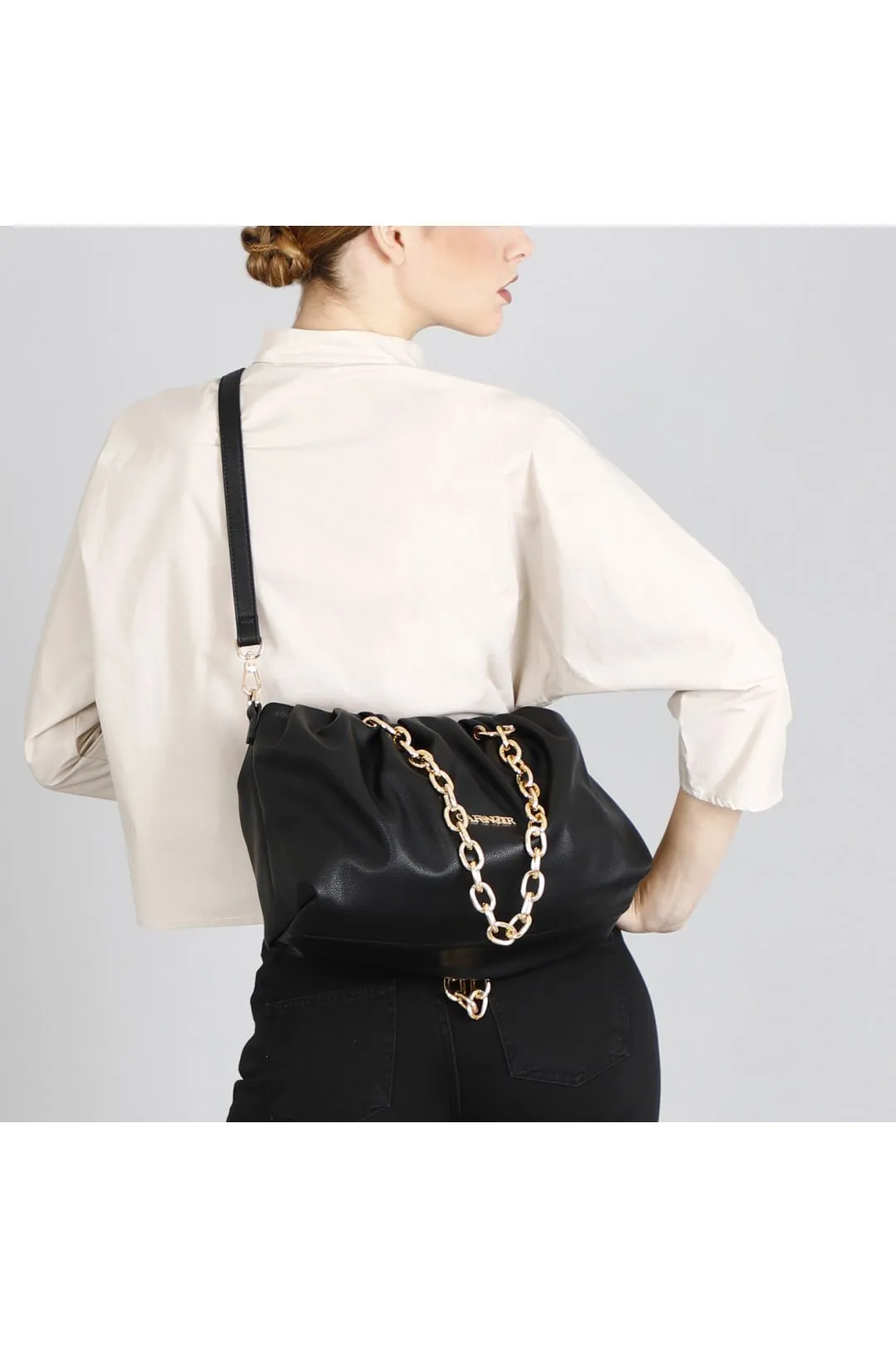 borsa a spalla con pieghe morbide e catene nero