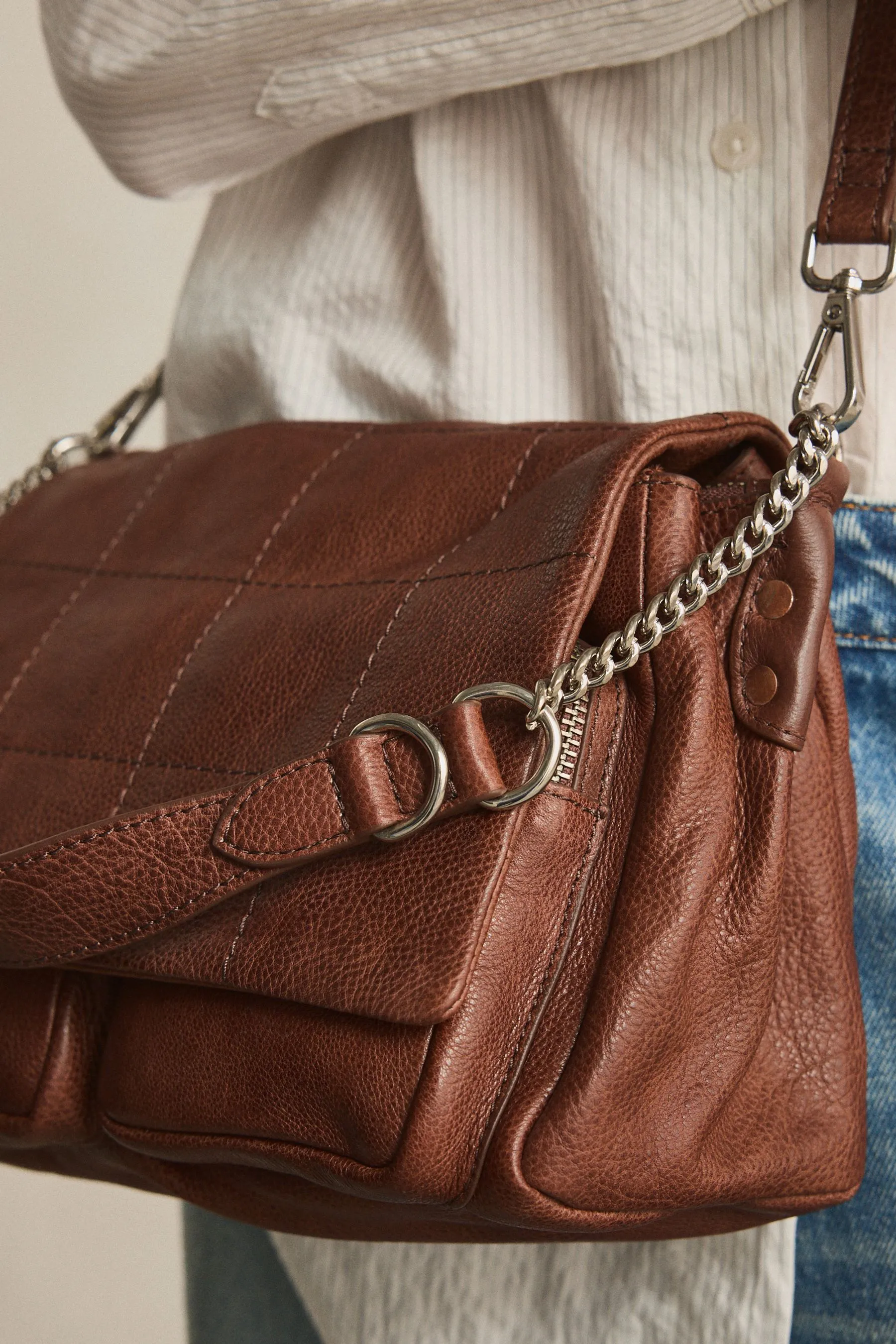 Borsa a tracolla in pelle trapuntata con catena    