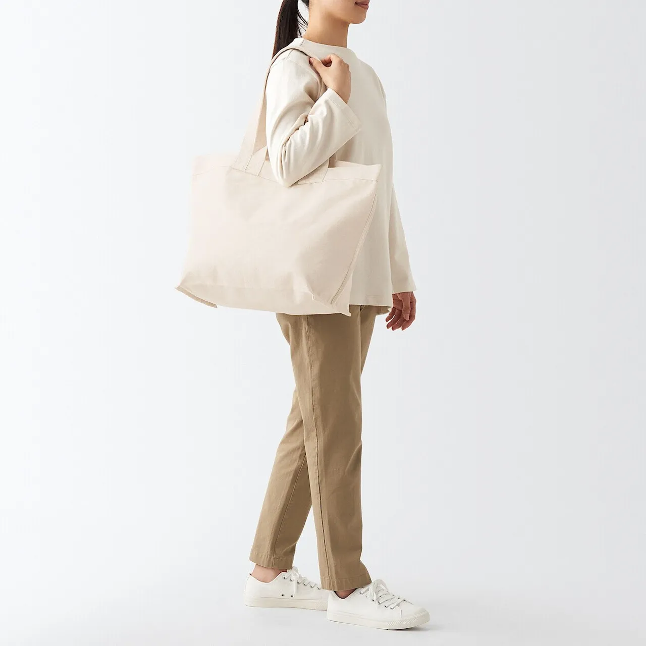 Borsa tote con doppio manico in tela.