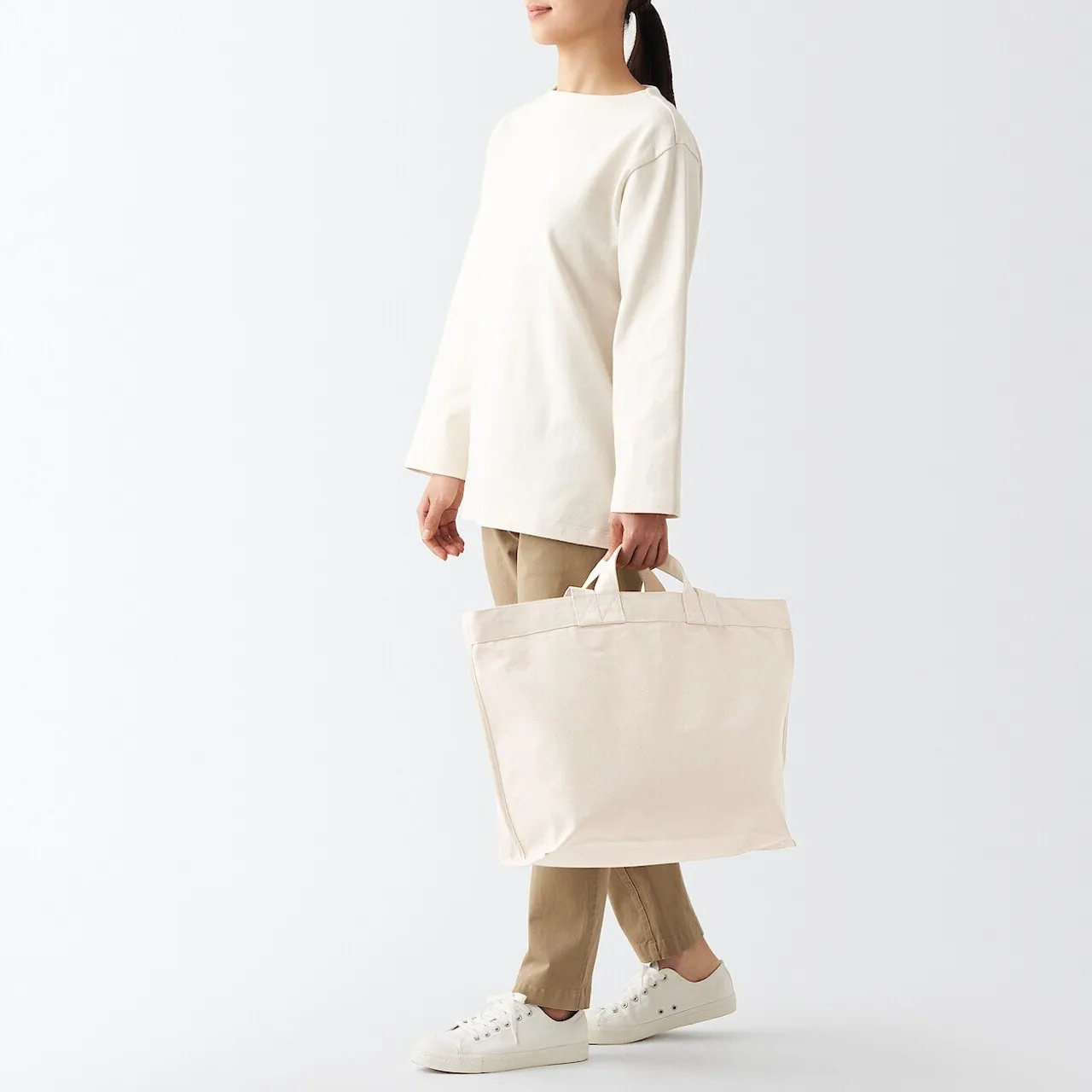 Borsa tote con doppio manico in tela.