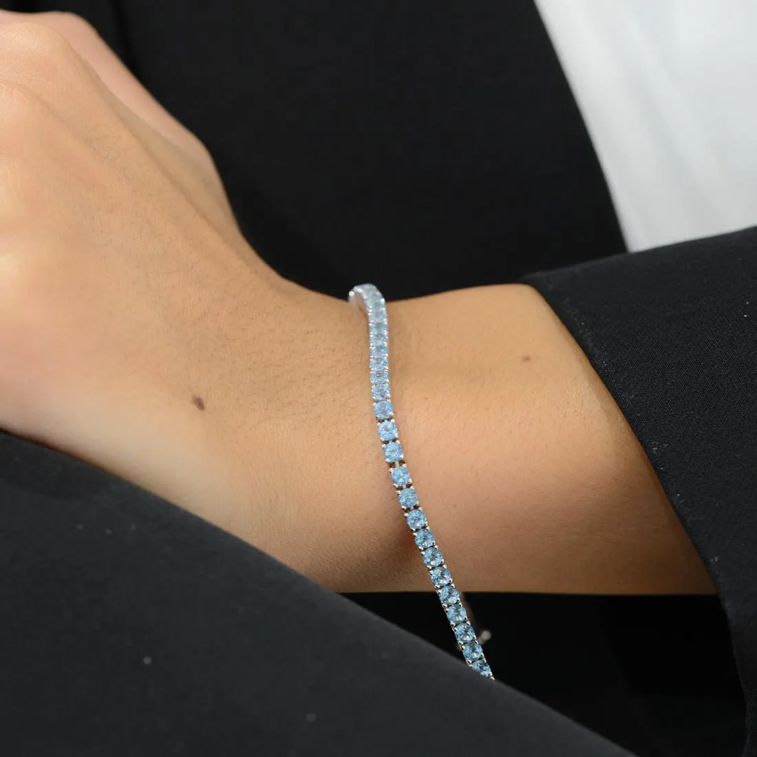Bracciale tennis in oro bianco e topazi