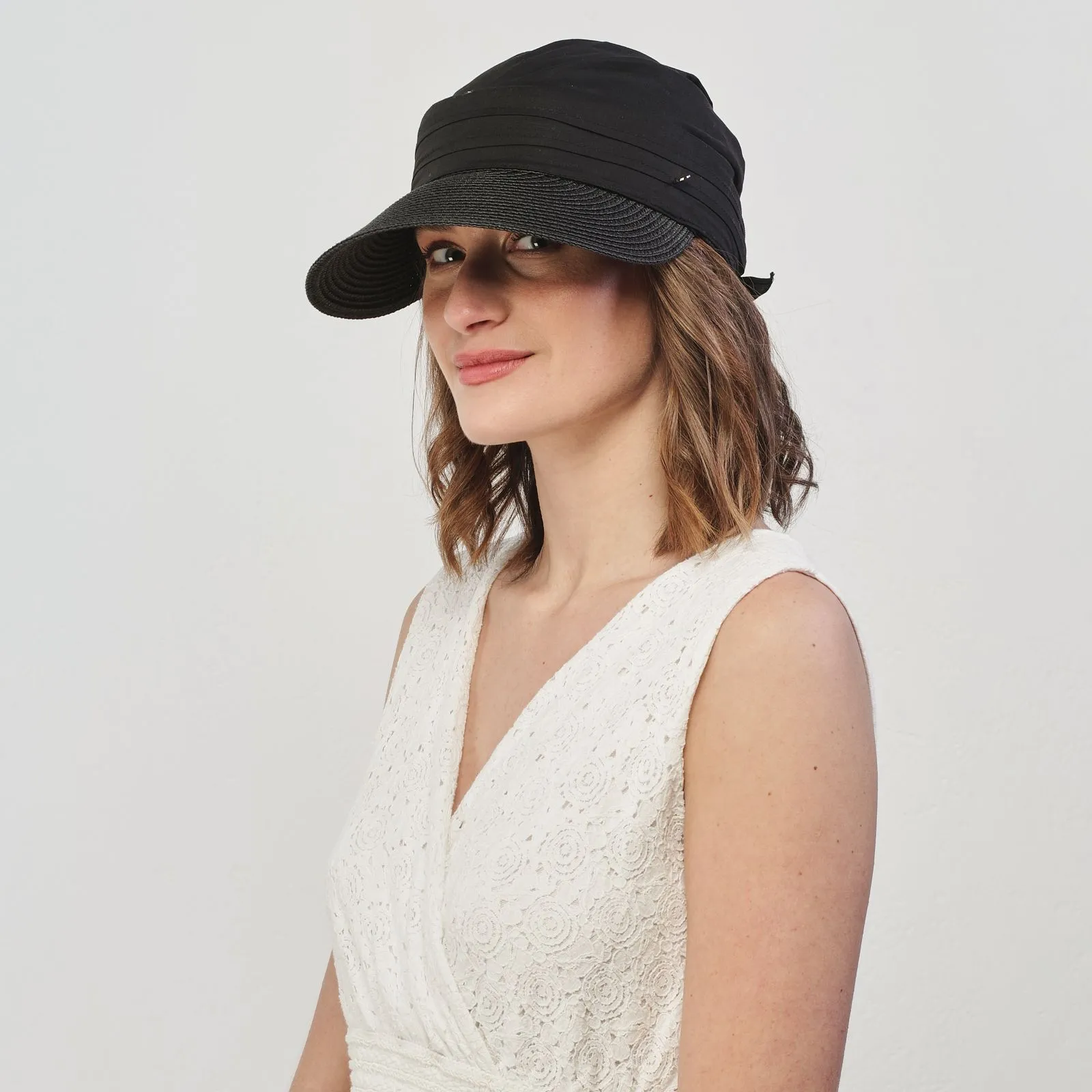 Cappello in tessuto nero con visiera in paglia