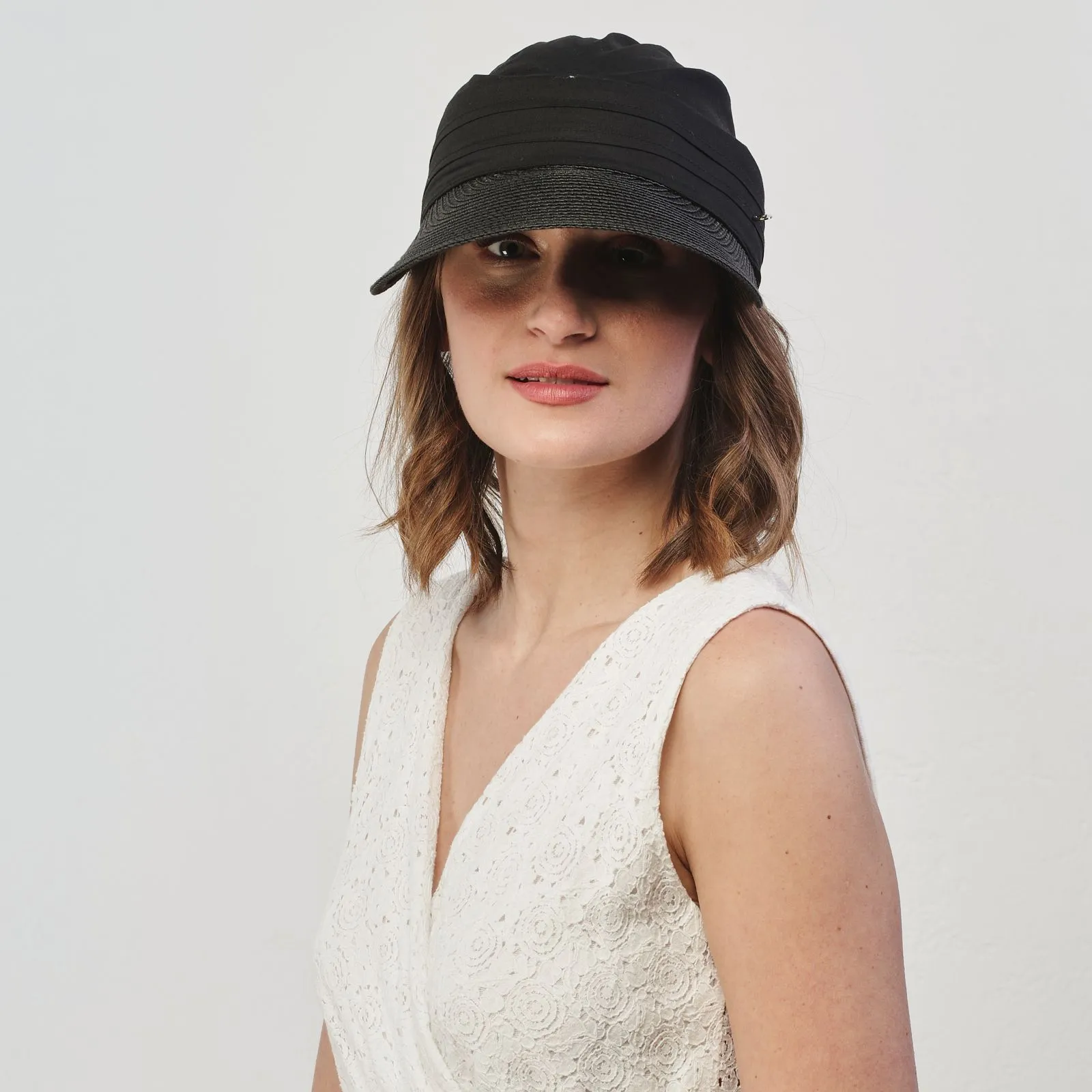 Cappello in tessuto nero con visiera in paglia