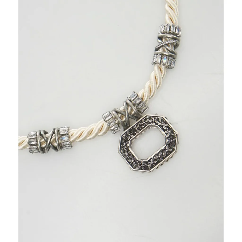Choker fatto a mano con ciondolo beige