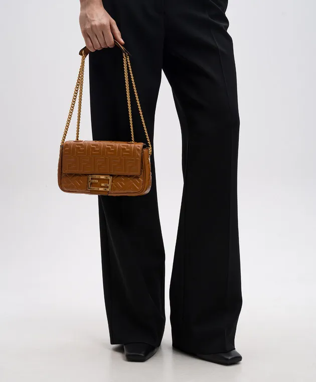 Fendi Borsa a tracolla midi in pelle marrone con catena baguette 8BR793AH9C