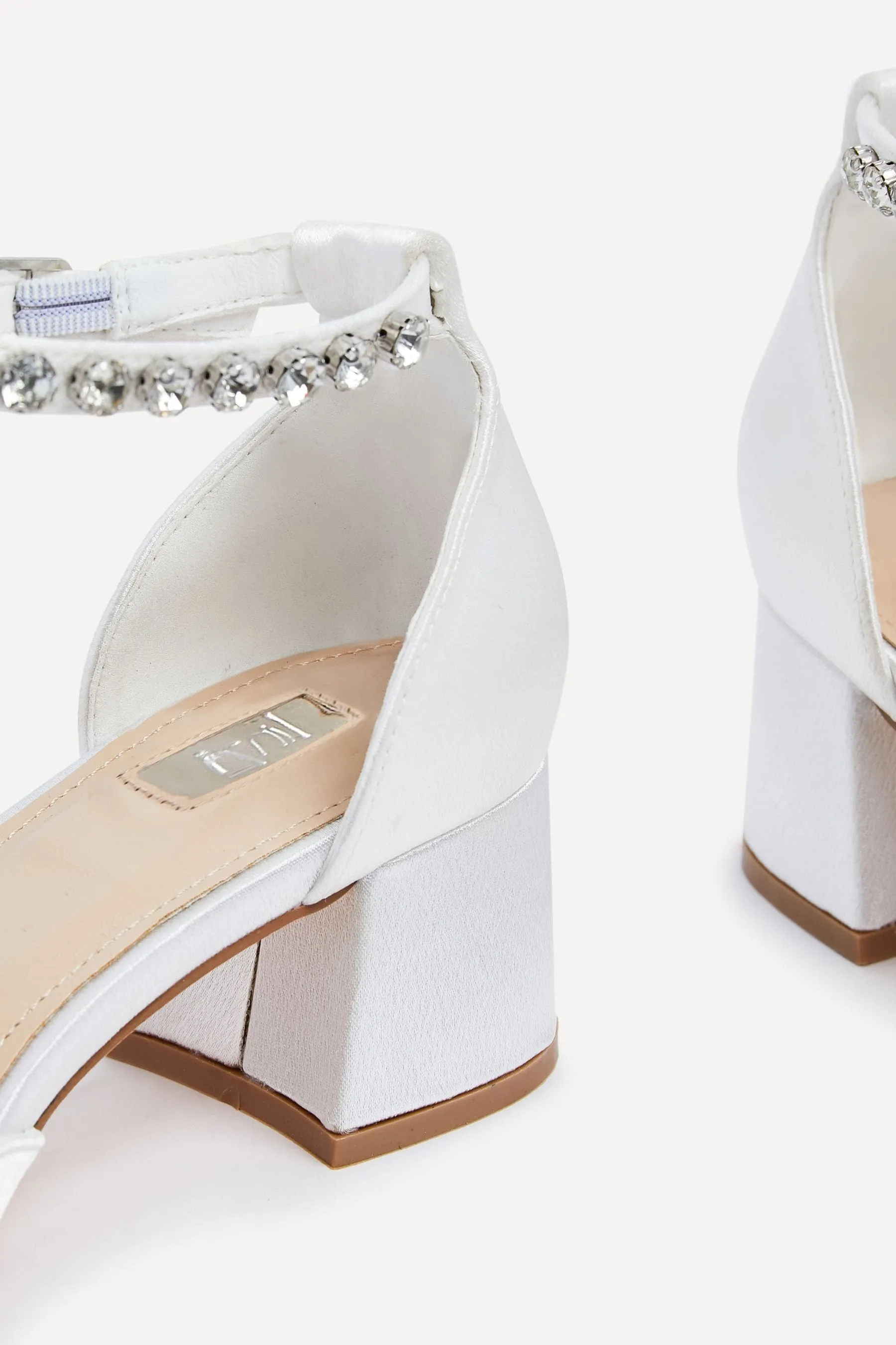 Linzi - Jordanna - Décolleté Satin avorio con tacco largo e basso con cinturino alla caviglia decorato