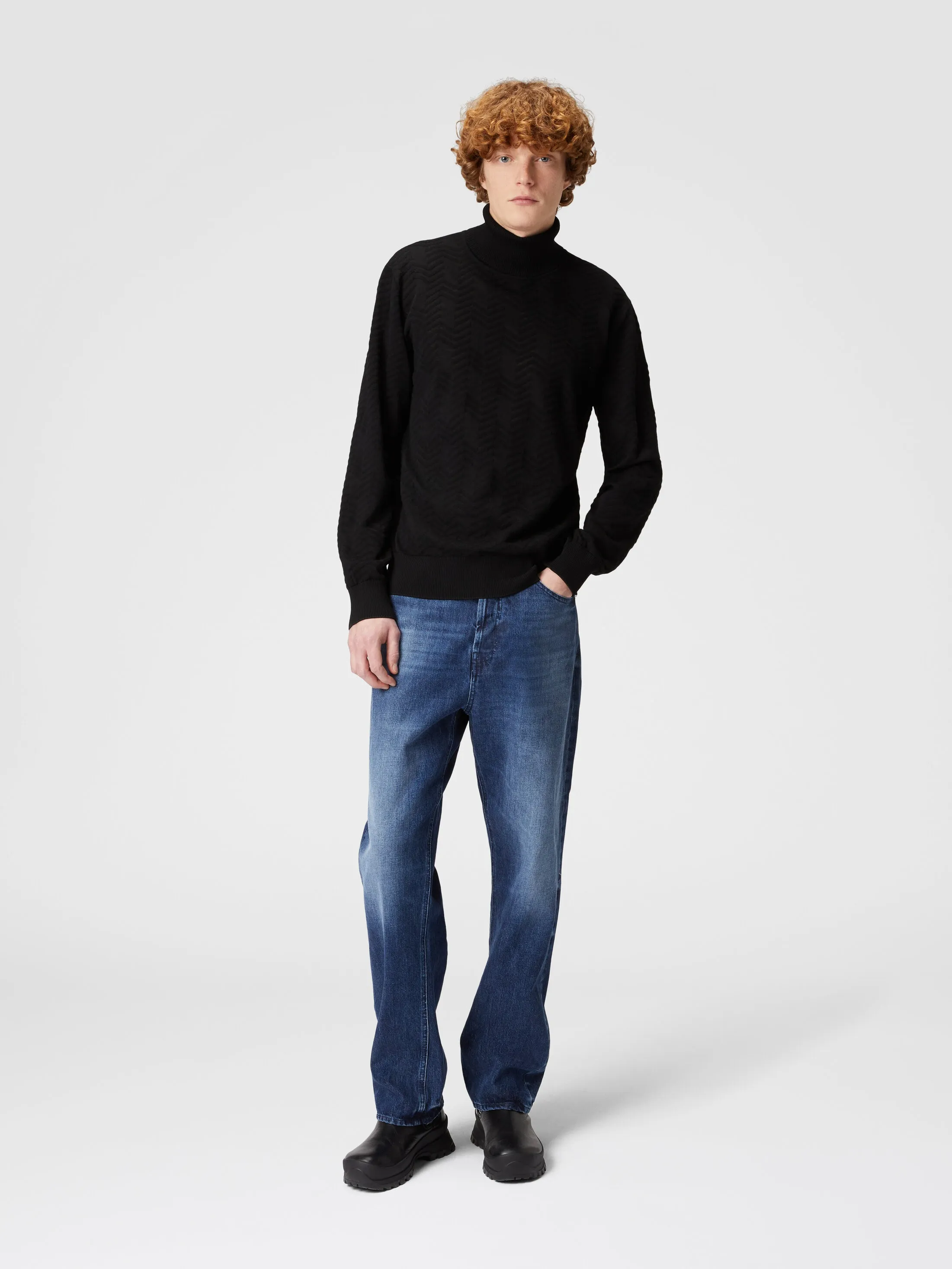 Pullover a collo alto in lana con chevron tono su tono