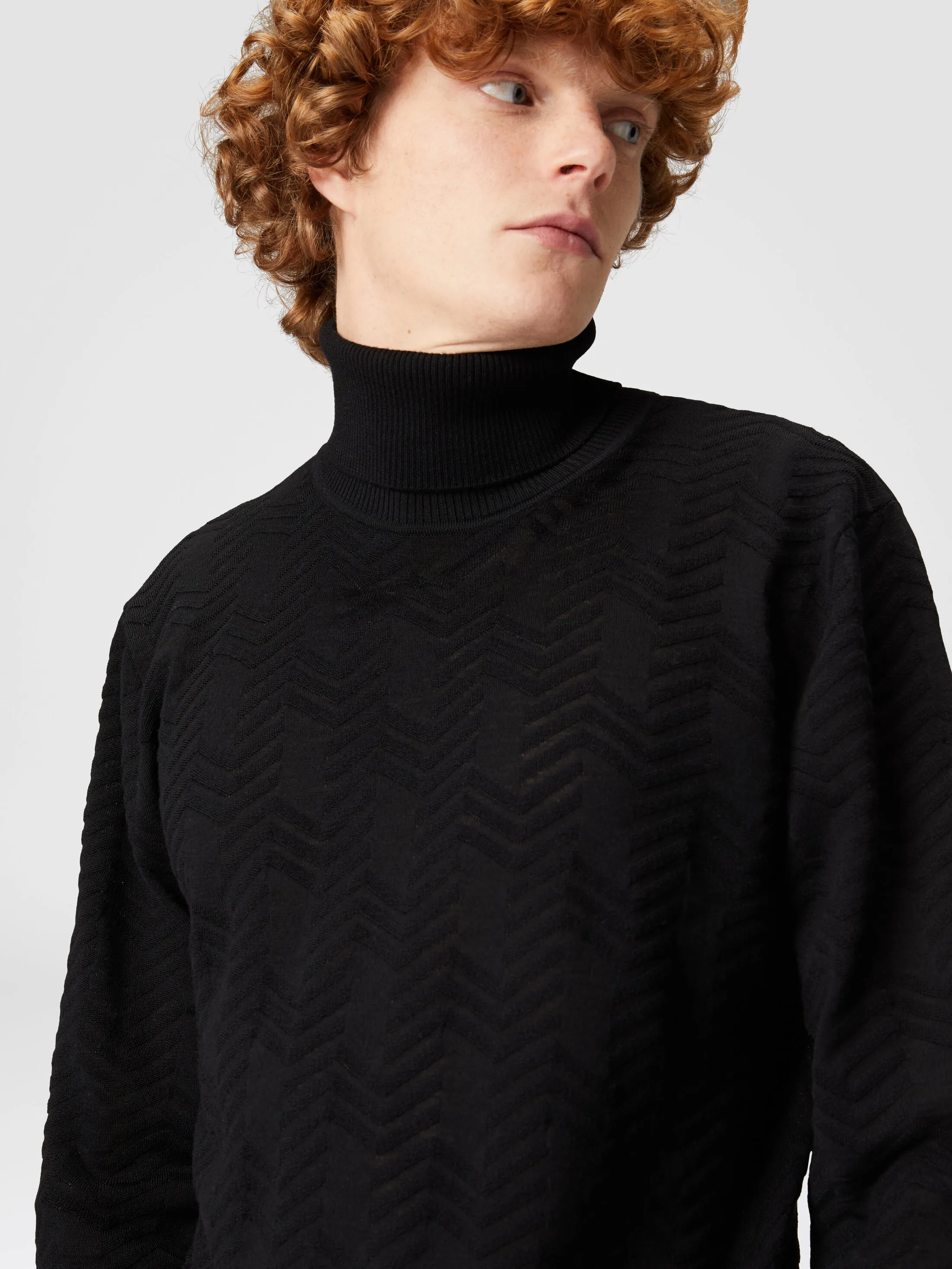 Pullover a collo alto in lana con chevron tono su tono