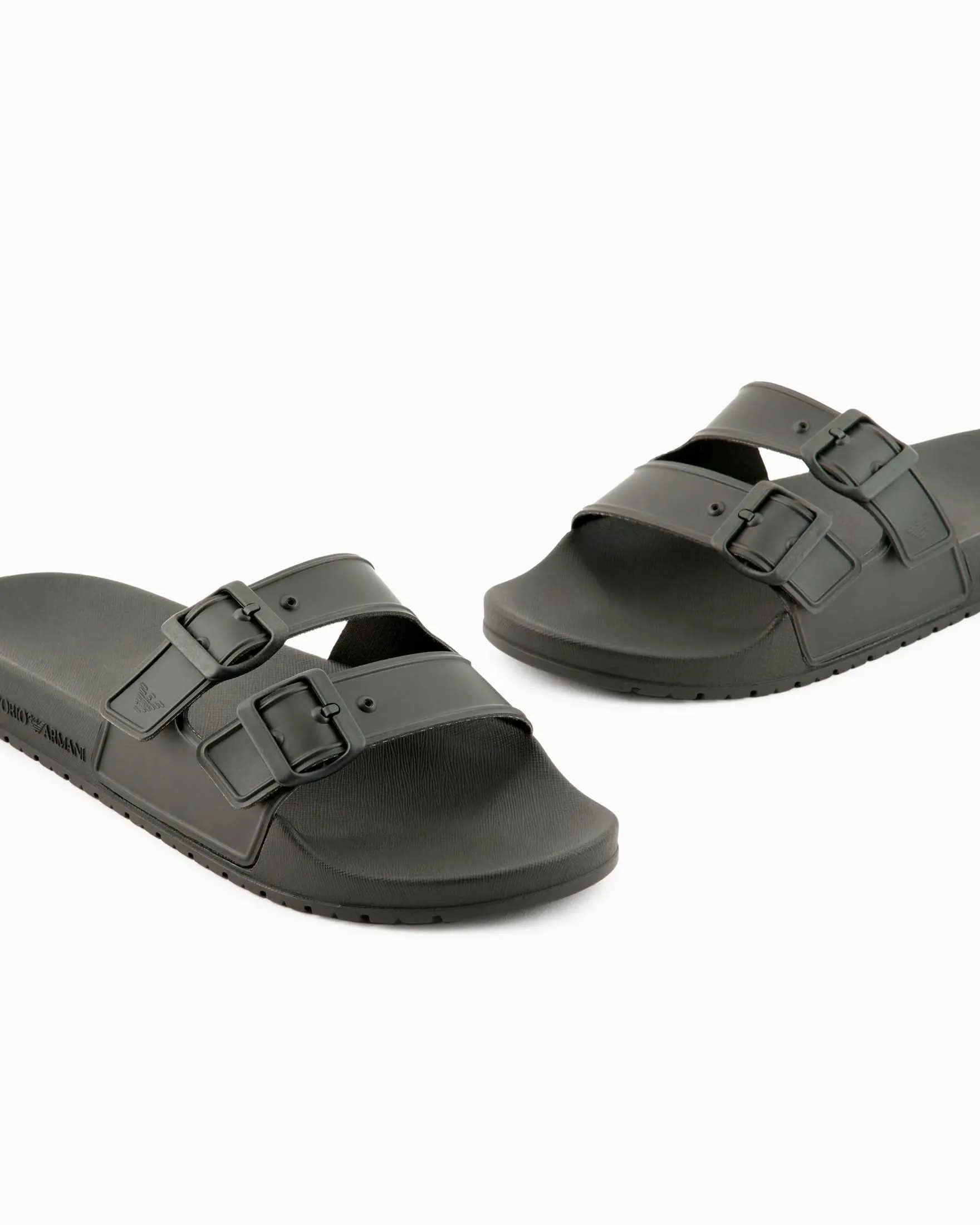 Sandalo nero in gomma con doppia fascetta