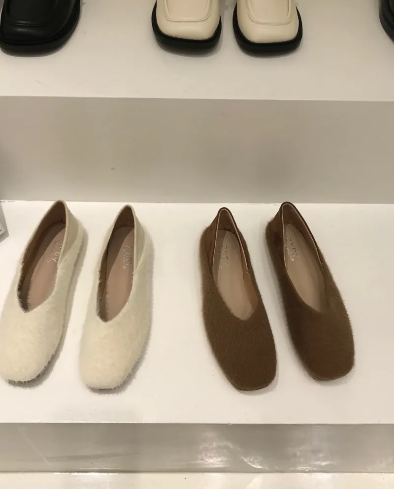 Scarpe da donna pelose stile suola piatta per abbigliamento esterno Nuove scarpe slip-on in pelle scamosciata con fagioli con su