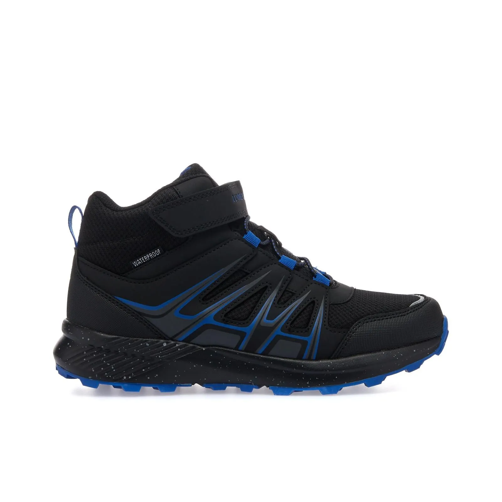 Sneakers trekking nere da ragazzo