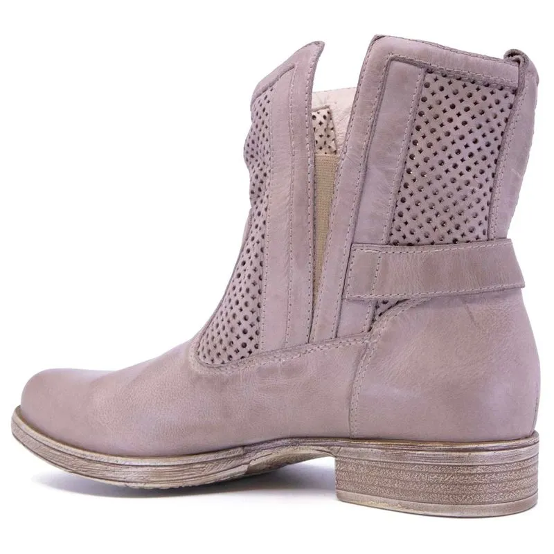 Stivaletto Torba forato con borchie 