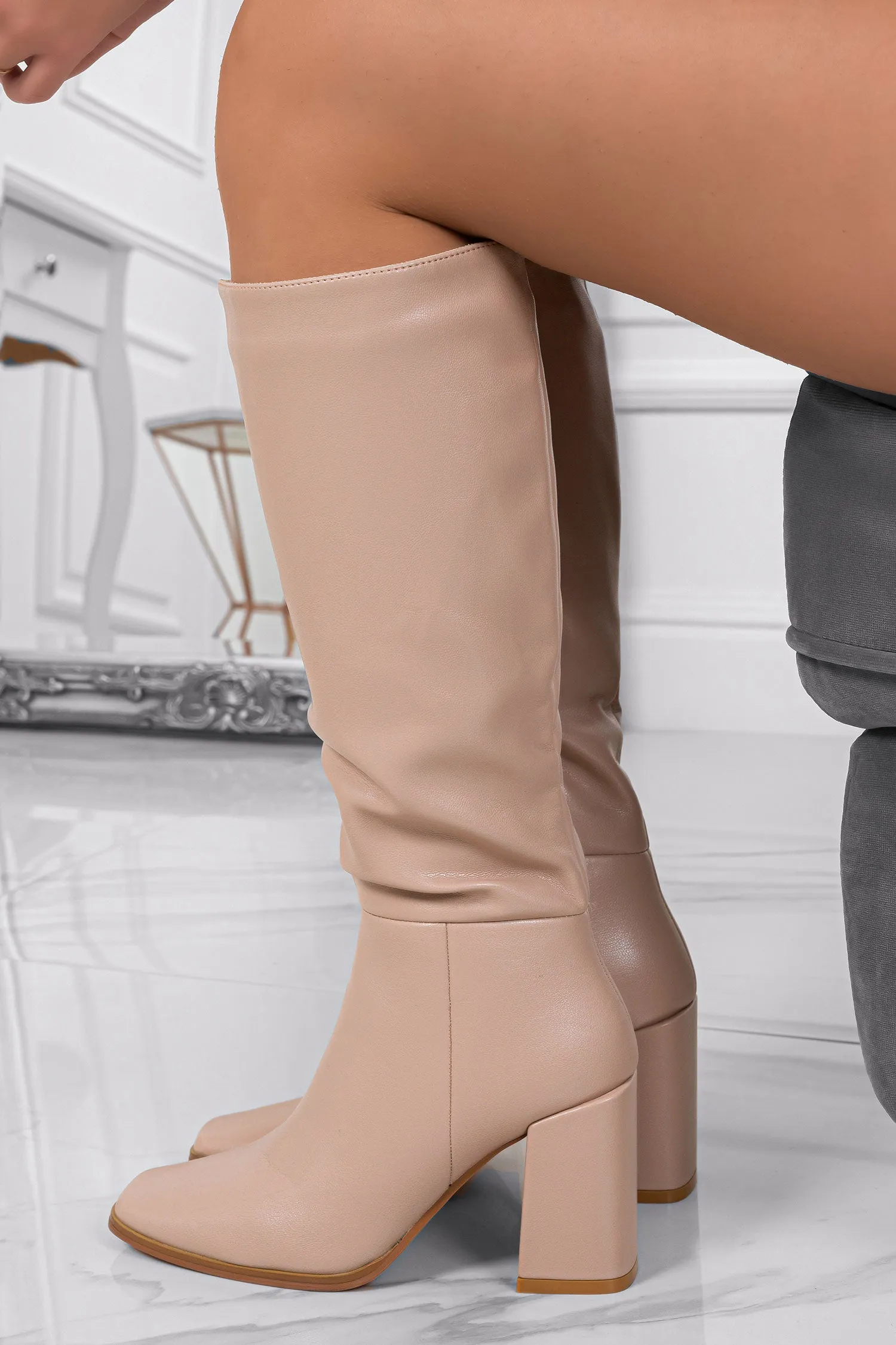 Stivali beige con tacco comodo