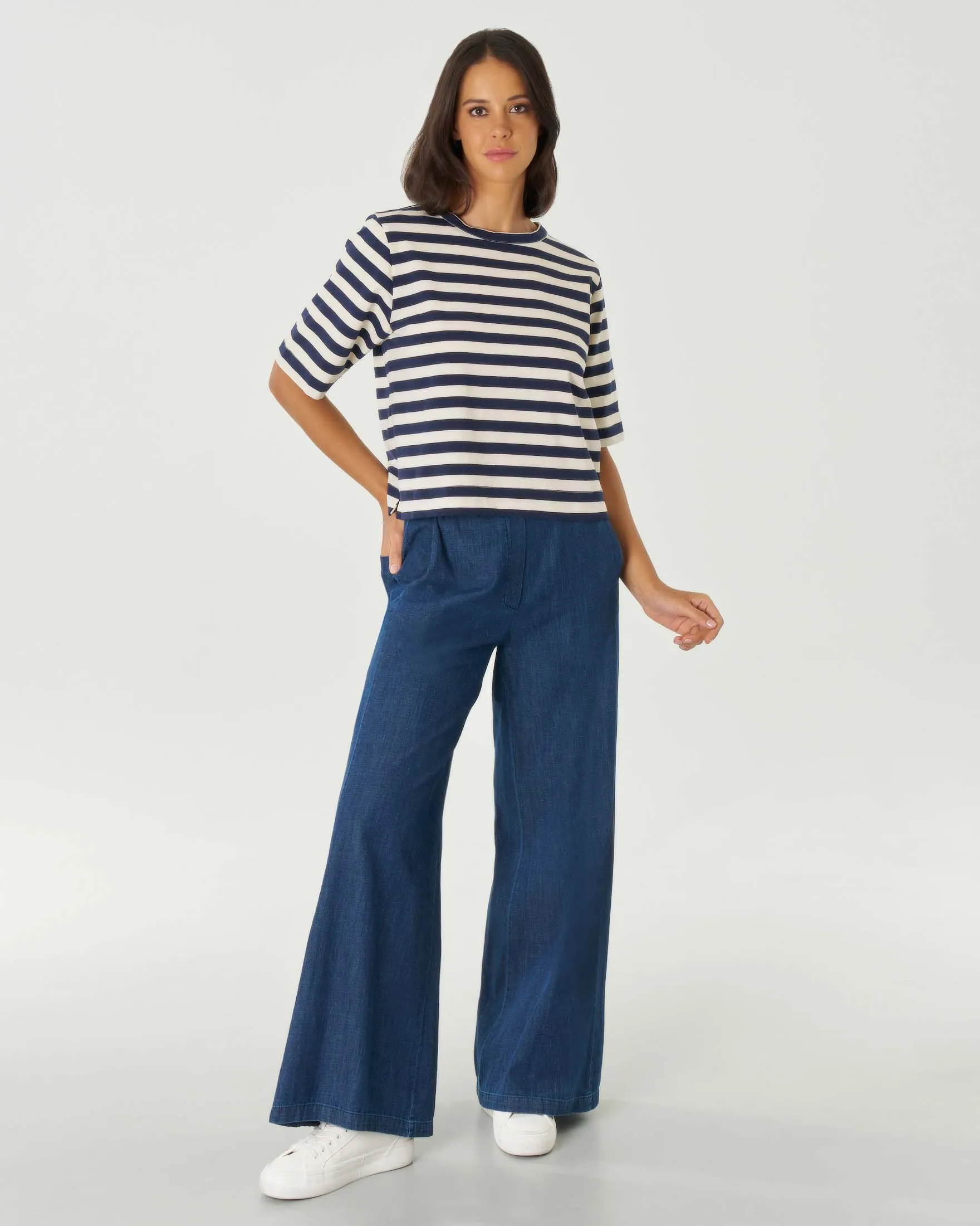 T-shirt blu a righe color avorio in cotone stretch con maniche al gomito e spacchetti laterali
