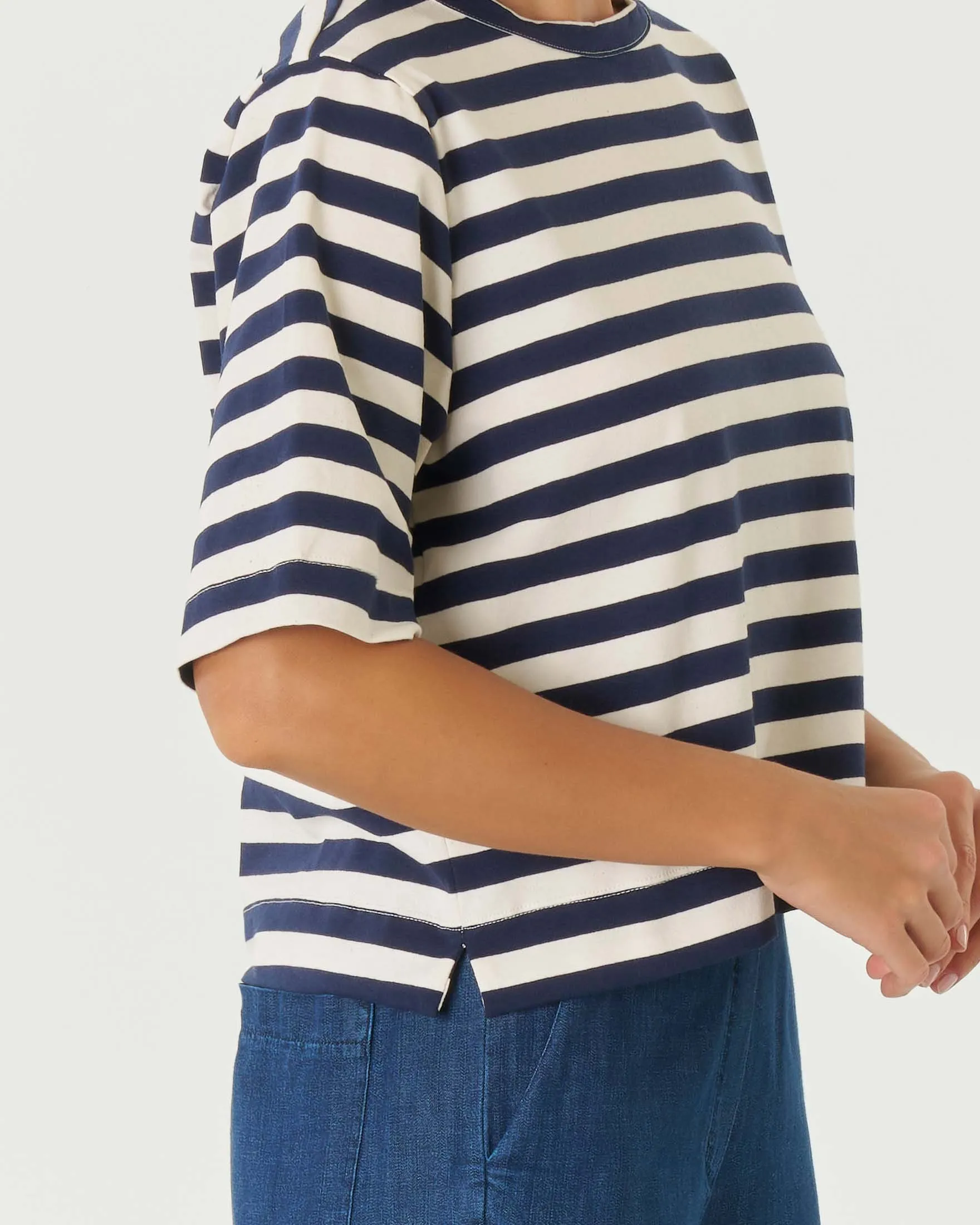 T-shirt blu a righe color avorio in cotone stretch con maniche al gomito e spacchetti laterali