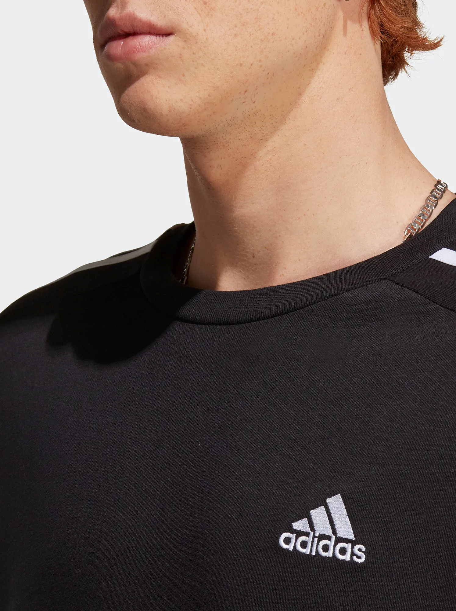 T-shirt con bande 'adidas' sulle spalle - NERO