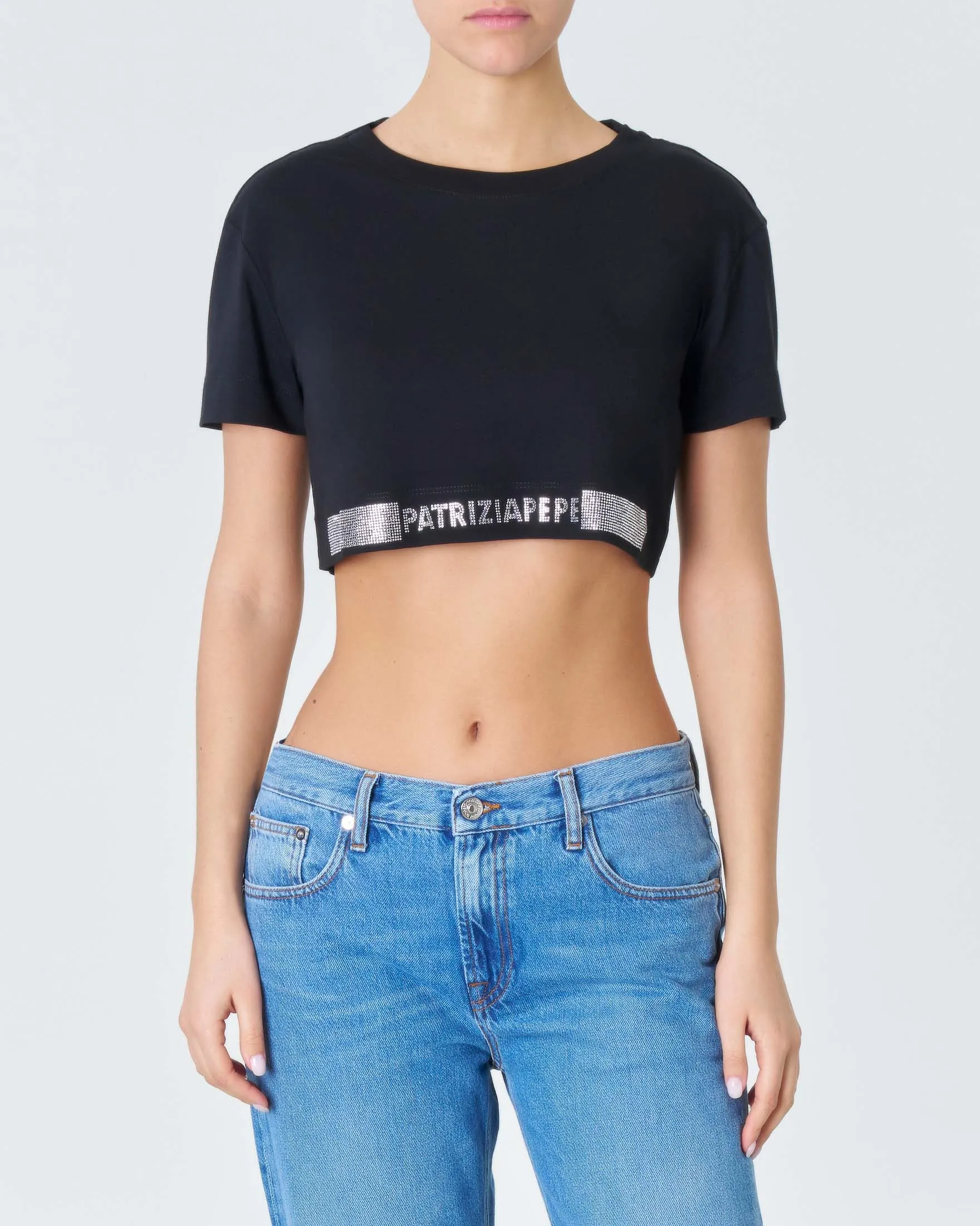 T-shirt nera cropped in puro cotone con logo in strass e bande al fondo in strass applicati