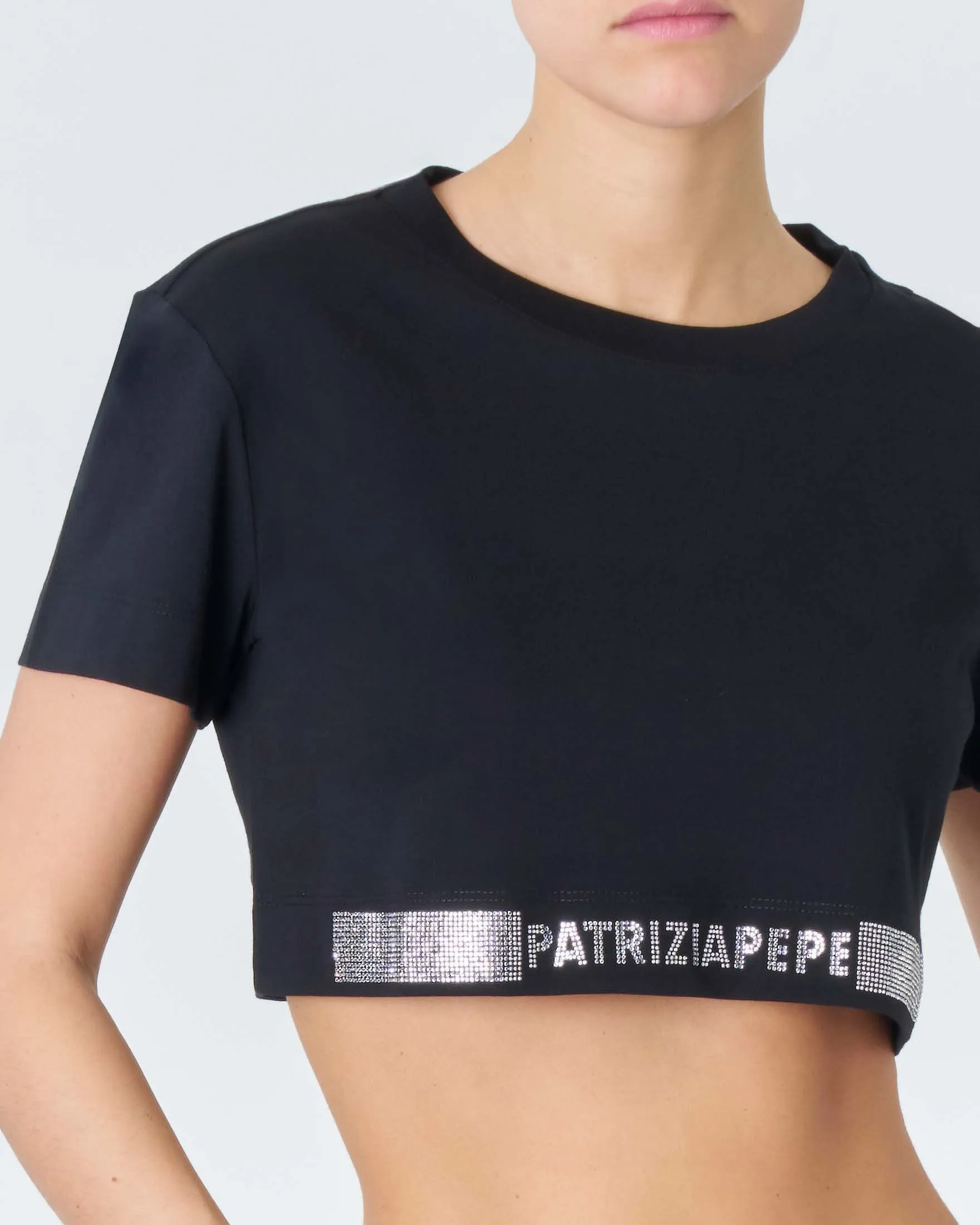 T-shirt nera cropped in puro cotone con logo in strass e bande al fondo in strass applicati