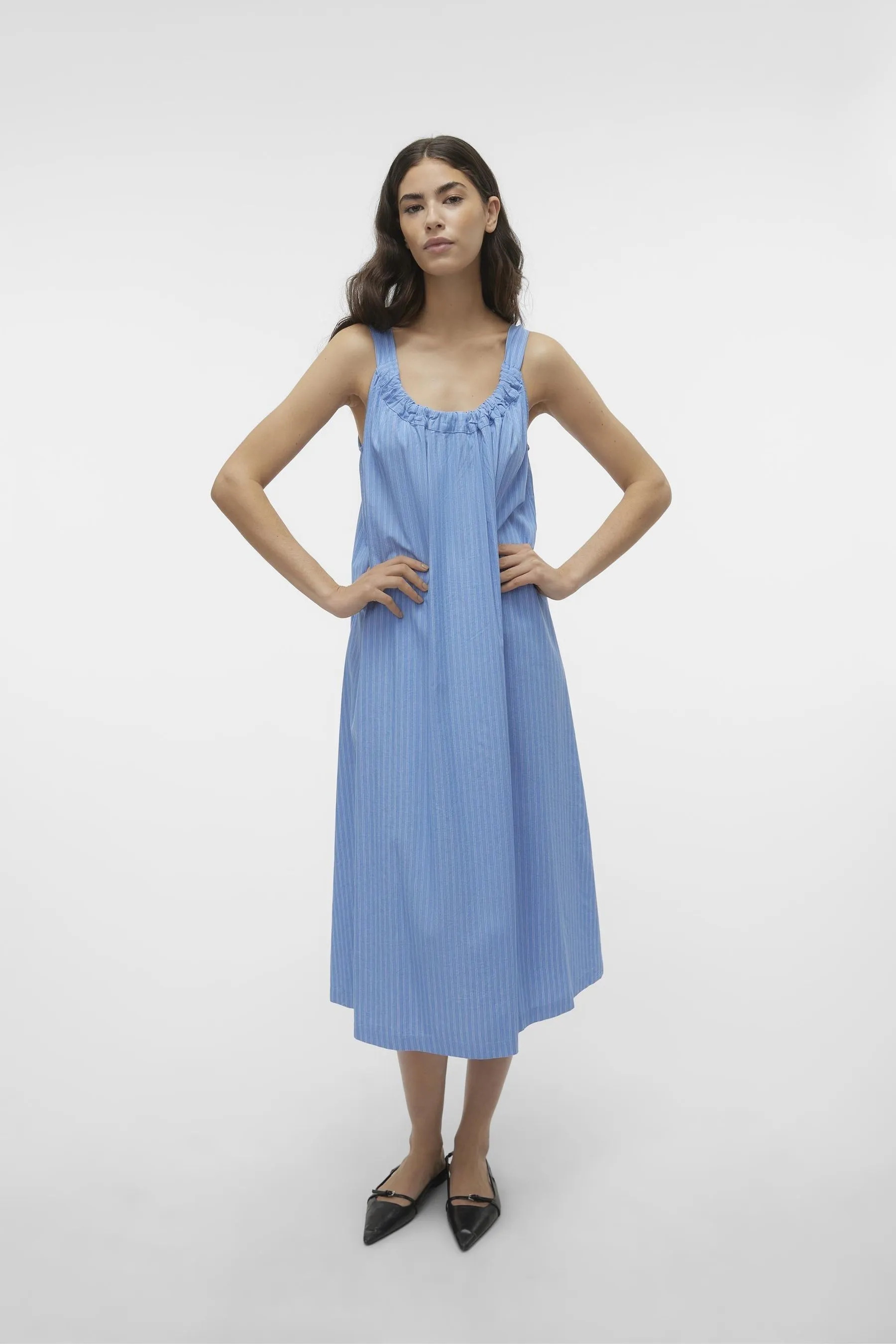 VERO MODA - Abito midi estivo a trapezio gessato con spalline sottili e allacciatura sul retro