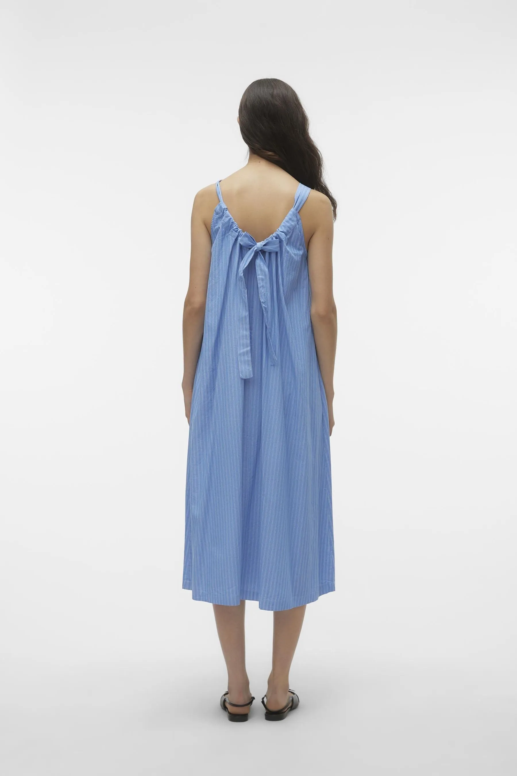 VERO MODA - Abito midi estivo a trapezio gessato con spalline sottili e allacciatura sul retro